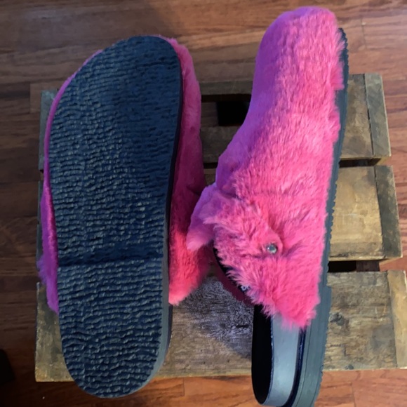 Women’s Carvela Magenta/HOT PINK Fur Mules, Size 7.5 NWT - Picture 4 of 6